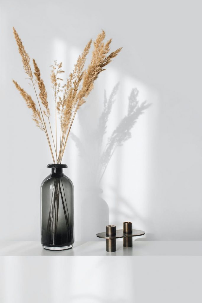 dried plant in a vase for minimalist design. Showing how to ADHD Hack your Home Decor!